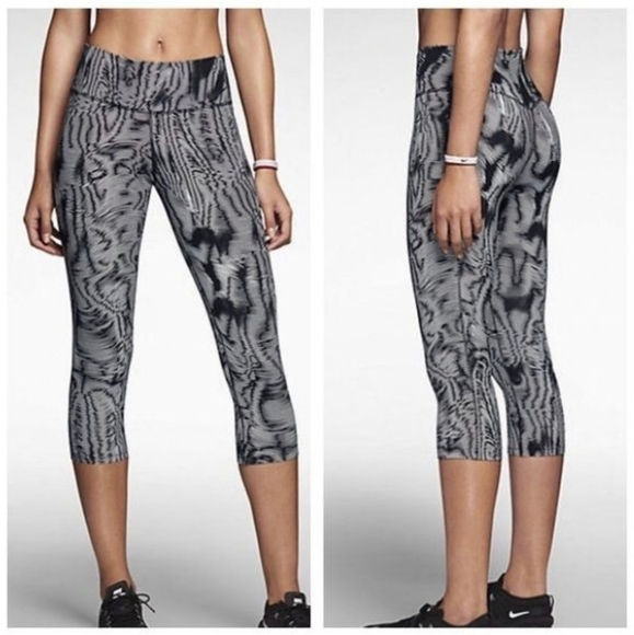 Nike Black Legendary Waves Printed Cropped Legging - Picture 2 of 11